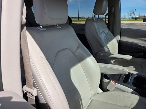 Used 2018 Chrysler Pacifica Touring-L FWD image 40