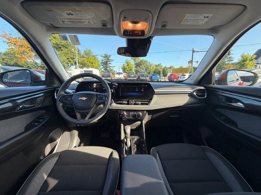 Used 2025 Chevrolet TrailBlazer LT AWD/4WD image 12