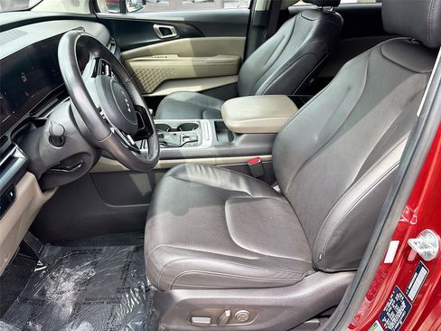 Used 2025 Kia Carnival FWD image 22