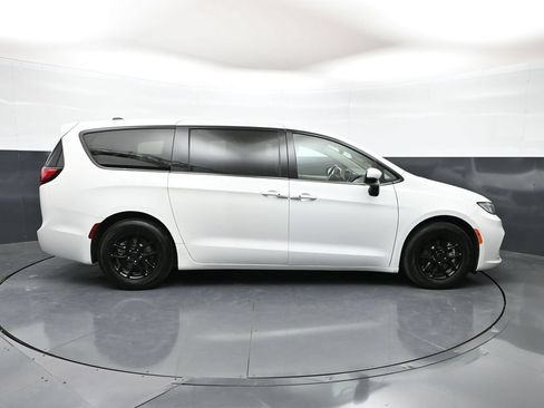 Used 2023 Chrysler Pacifica Touring-L FWD image 32