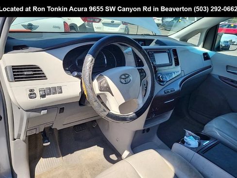 Used 2014 Toyota Sienna XLE FWD image 8