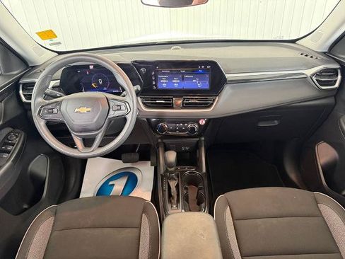 Used 2025 Chevrolet TrailBlazer LT FWD image 3
