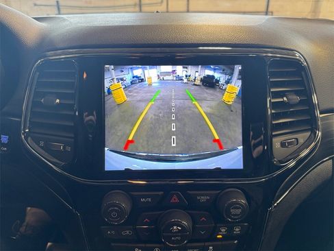 Used 2020 Jeep Grand Cherokee Limited image 18