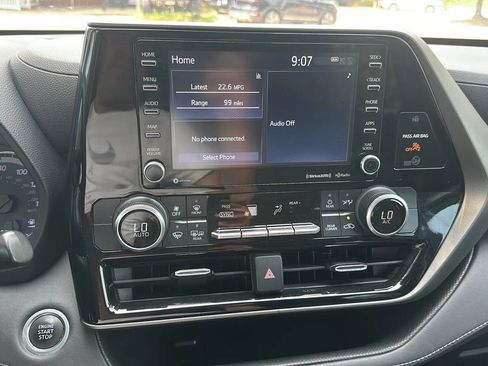 Used 2021 Toyota Highlander LE FWD image 40