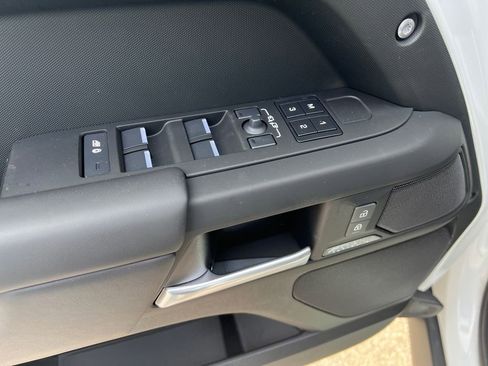 New 2025 Land Rover Defender 110 X-Dynamic SE image 11