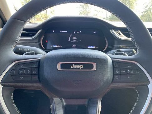 Used 2023 Jeep Grand Cherokee Limited w/ Black Appearance Package AWD/4WD image 22