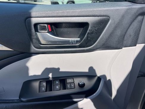 Used 2019 Toyota Highlander XLE FWD image 15
