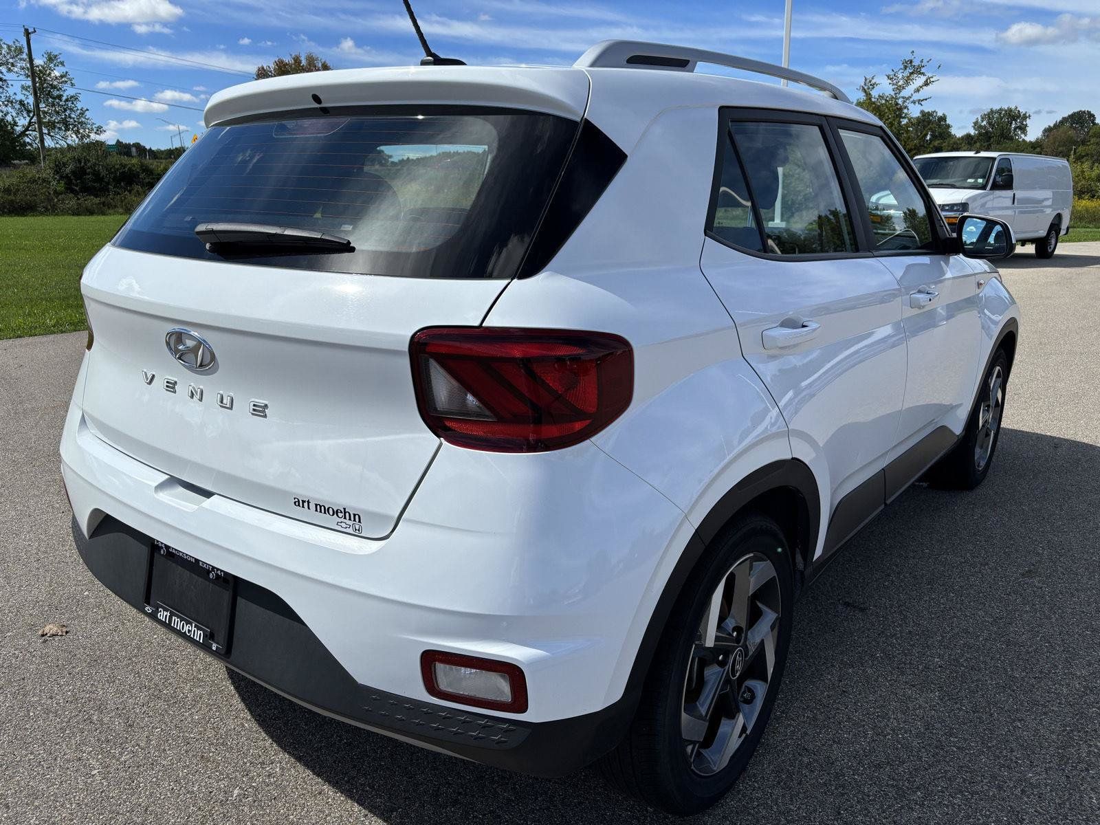 Used 2025 Hyundai Venue SEL FWD image 7