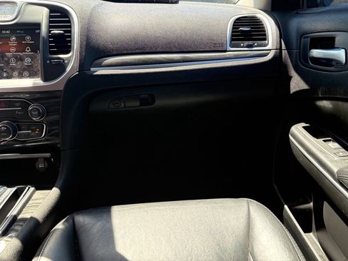 Used 2022 Chrysler 300 Touring L RWD image 8