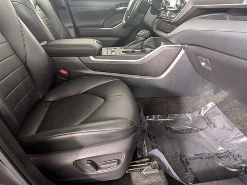 Used 2023 Toyota Highlander XLE AWD/4WD image 31