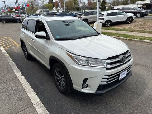 Used 2019 Toyota Highlander XLE AWD/4WD image 2