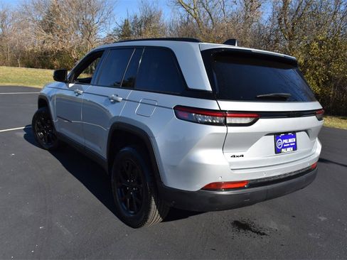 Used 2024 Jeep Grand Cherokee Altitude image 7