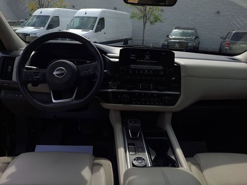 Certified 2024 Nissan Pathfinder SL image 14