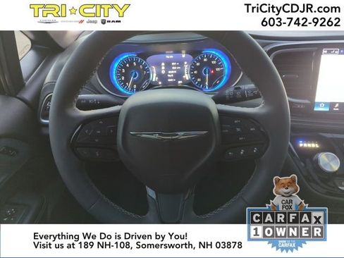 Used 2025 Chrysler Pacifica Limited image 23