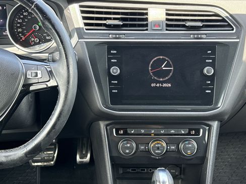 Used 2020 Volkswagen Tiguan SE R-Line FWD image 28
