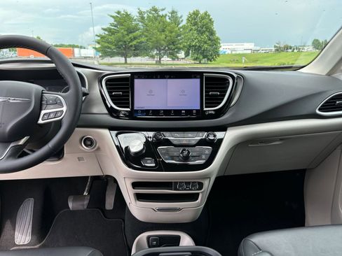 Used 2024 Chrysler Pacifica Touring-L image 18