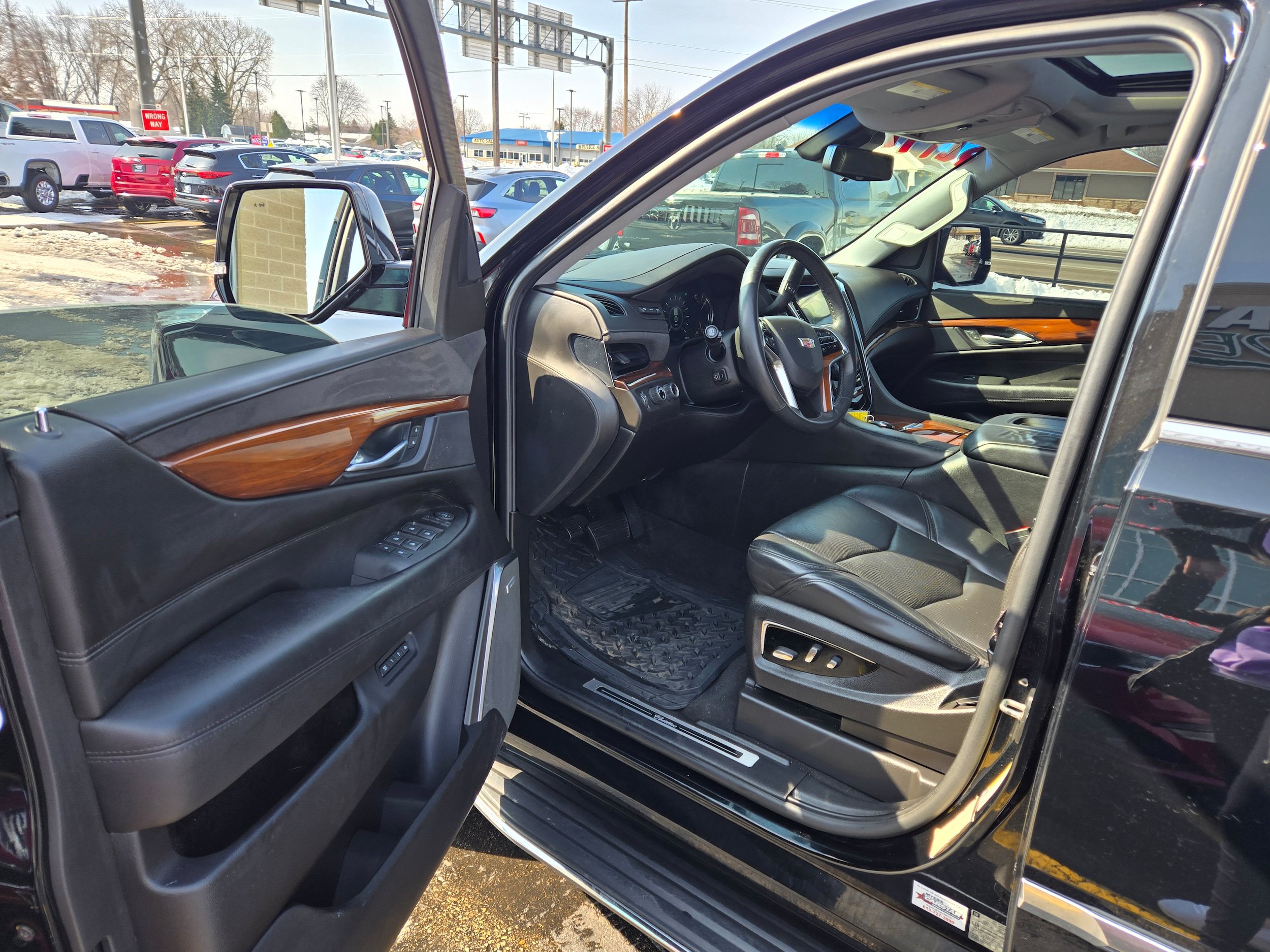 Used 2017 Cadillac Escalade Luxury AWD/4WD image 5
