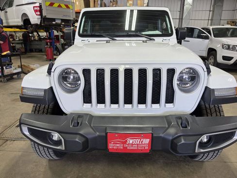Used 2018 Jeep Wrangler Unlimited Sahara AWD/4WD image 3