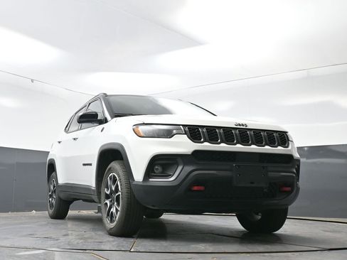 Used 2025 Jeep Compass Trailhawk AWD/4WD image 27