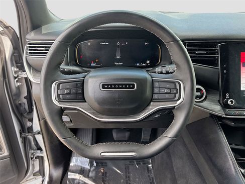 Used 2024 Jeep Wagoneer L Series II RWD image 11