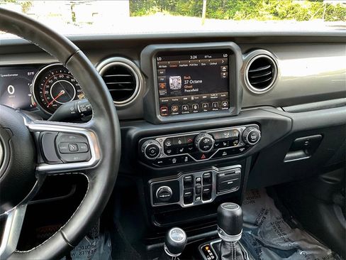 Used 2021 Jeep Gladiator Overland image 12