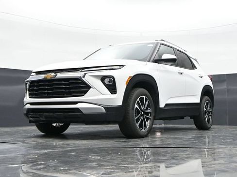 Used 2025 Chevrolet TrailBlazer LT w/ Driver Confidence Package AWD/4WD image 39