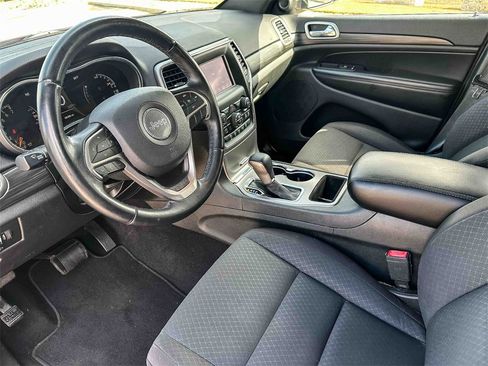 Used 2019 Jeep Grand Cherokee Laredo image 12