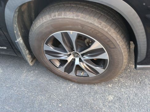 Certified 2021 Toyota Highlander XLE AWD/4WD image 7