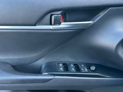 Used 2018 Toyota Camry LE image 9