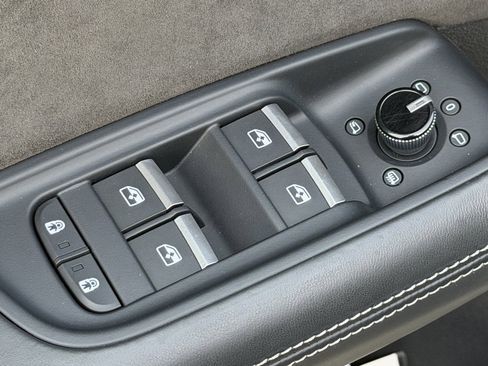 Used 2021 Audi RS Q8 4.0T w/ Carbon Optic Package image 23