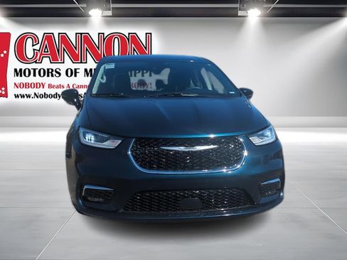 Used 2024 Chrysler Pacifica Touring-L FWD image 2