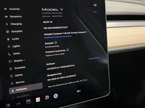 Used 2022 Tesla Model Y Long Range image 24