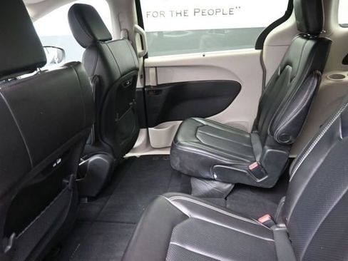 Used 2023 Chrysler Pacifica Touring-L FWD image 22