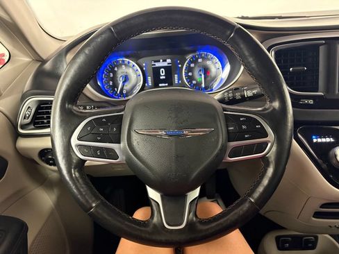 Used 2019 Chrysler Pacifica Touring-L FWD image 20