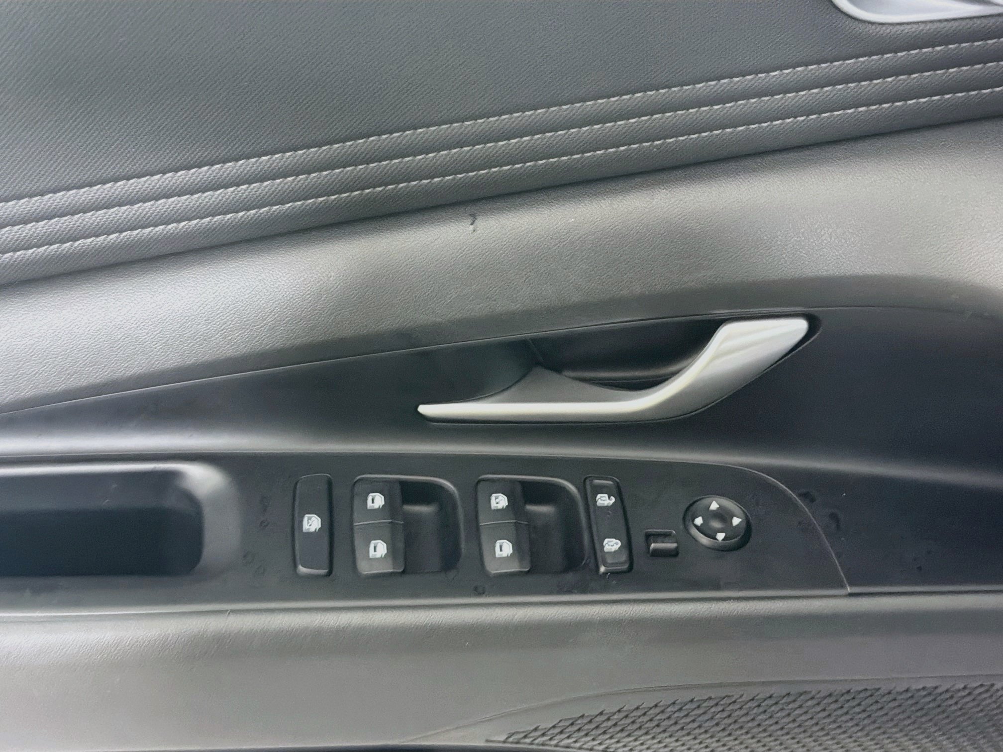 Used 2025 Hyundai Elantra Limited FWD image 15