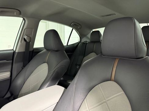 Used 2019 Toyota Camry XLE FWD image 16
