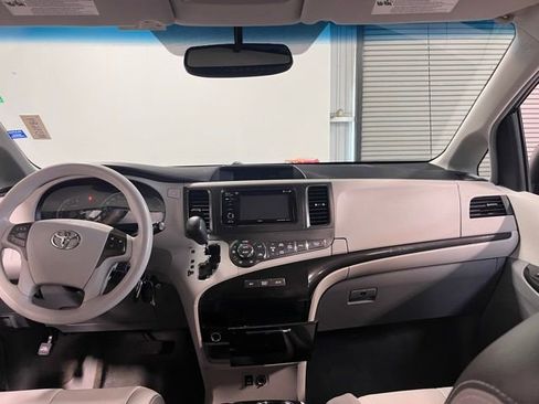 Used 2014 Toyota Sienna LE image 18