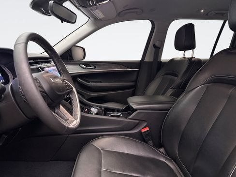 Used 2023 Jeep Grand Cherokee Limited w/ Black Appearance Package image 9