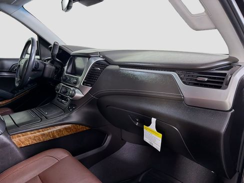 Used 2019 Chevrolet Suburban Premier w/ Premier Plus Edition AWD/4WD image 35
