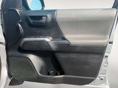 Used 2017 Toyota Tacoma SR5 w/ Tow Package AWD/4WD image 25