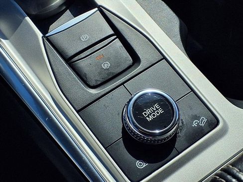 Used 2022 Ford Explorer XLT w/ Equipment Group 202A image 8