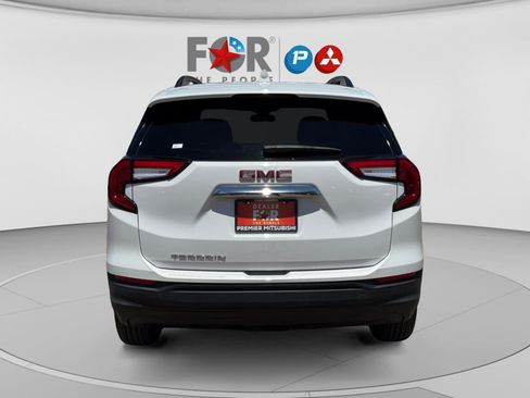 Used 2024 GMC Terrain SLE w/ Driver Convenience Package FWD image 4