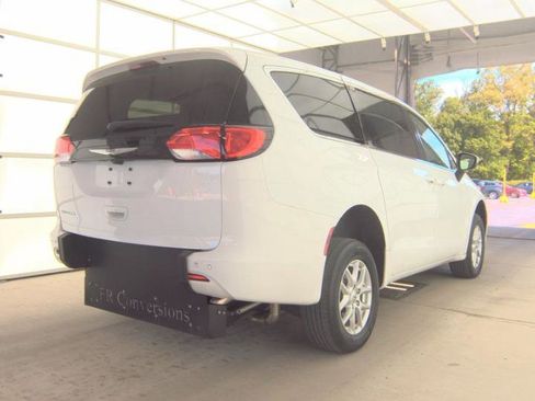 Used 2022 Chrysler Voyager LX FWD image 4