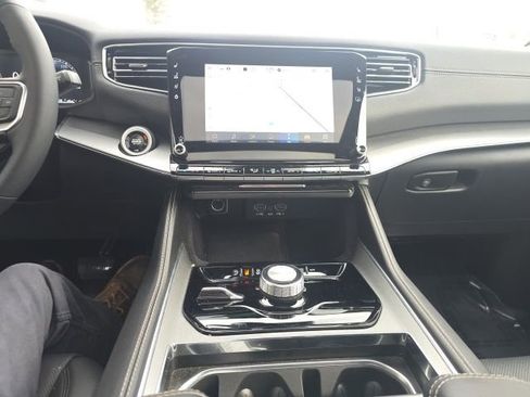 Used 2024 Jeep Wagoneer Series II image 25