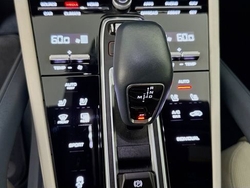 Used 2022 Porsche Cayenne AWD/4WD image 18