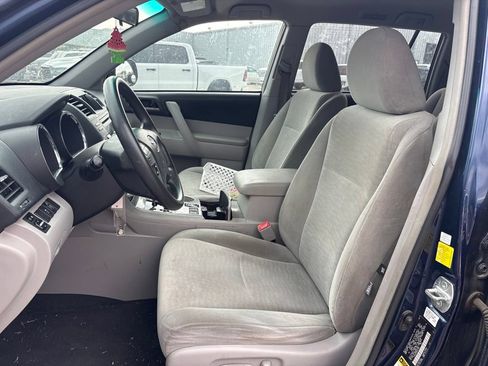 Used 2011 Toyota Highlander 2WD w/ Tech Pkg image 3