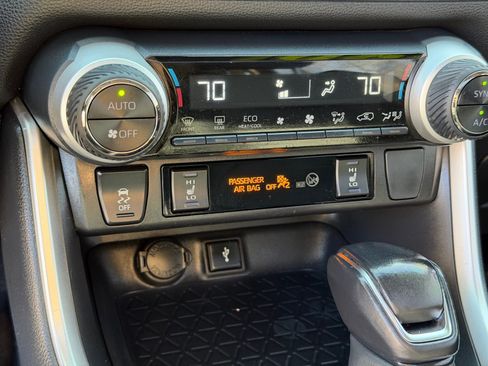 Used 2022 Toyota RAV4 XLE Premium image 26