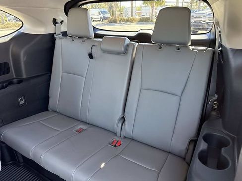 Used 2025 Toyota Highlander XLE image 13