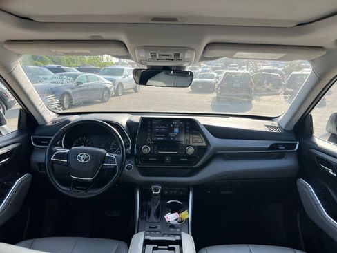 Used 2021 Toyota Highlander XLE image 23