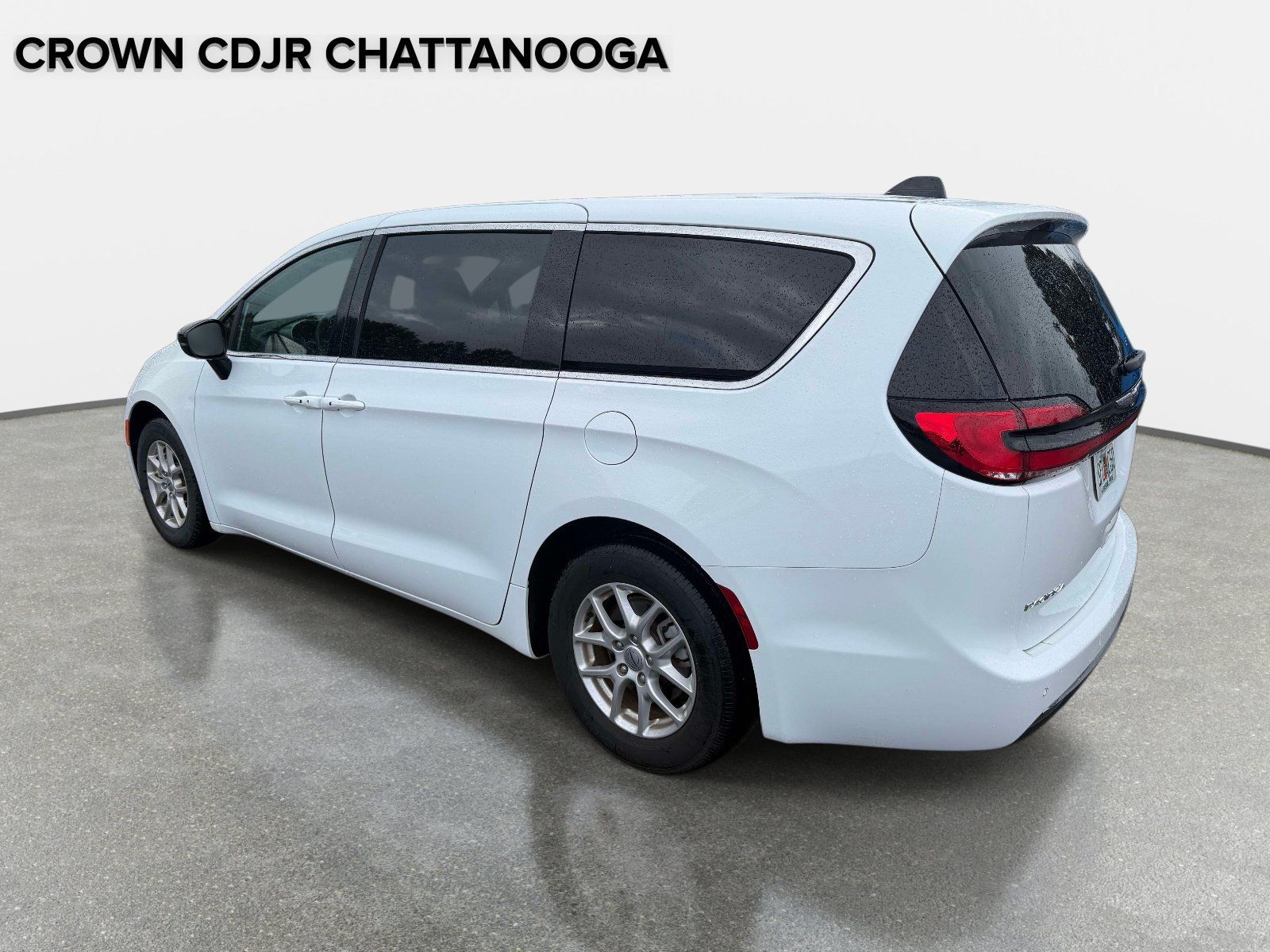 Used 2025 Chrysler Pacifica Select FWD image 3